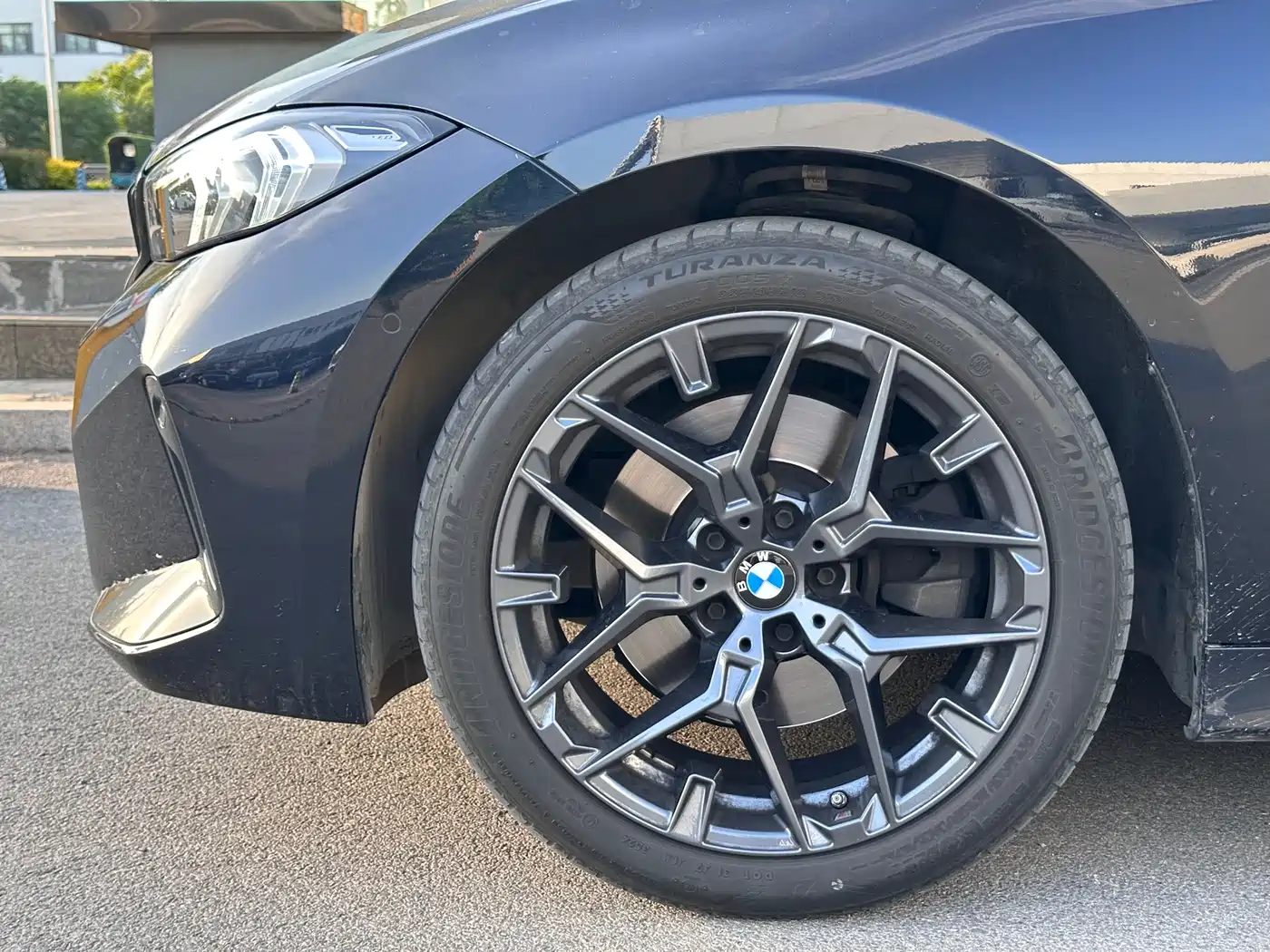 BMW 3 Series 2025 330Li M Sport Night Edition фото 4