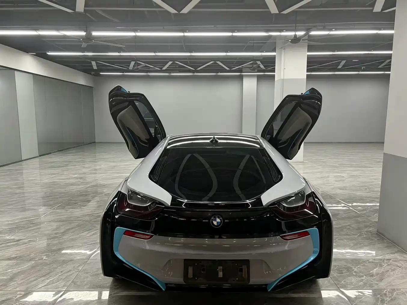 Photo 2 - BMW i8