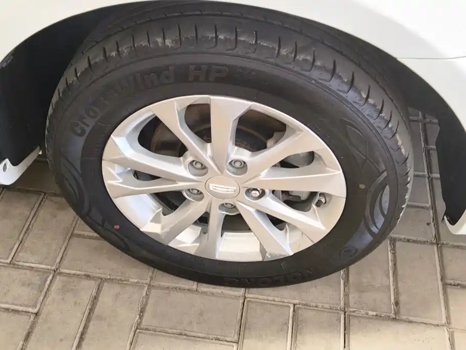 Фото 6 - Geely Emgrand