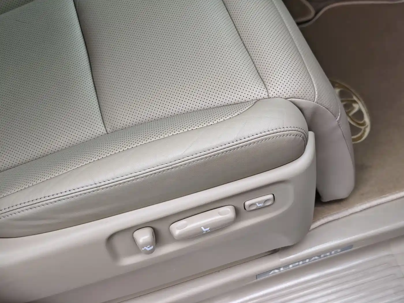 Toyota Alphard 2011 3.5L Luxury Edition фото 19