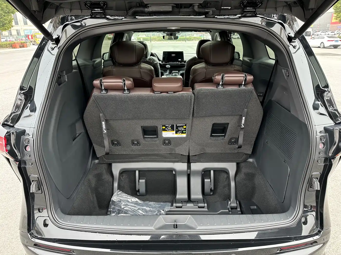Toyota Granvia 2026 Model 2.5L Hybrid Prestige PLUS AWD Trim фото 12