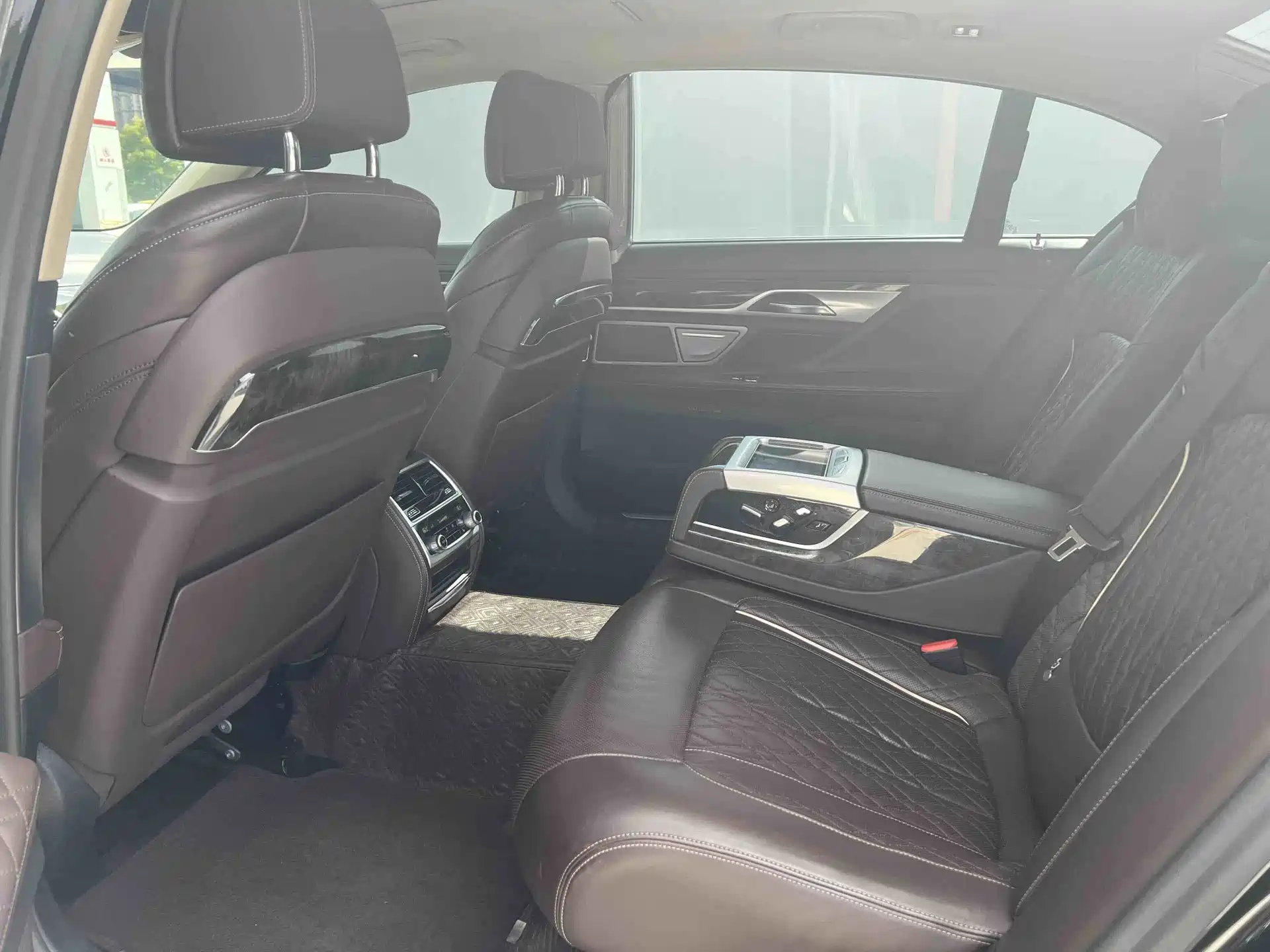 Photo 7 - BMW 7 Series