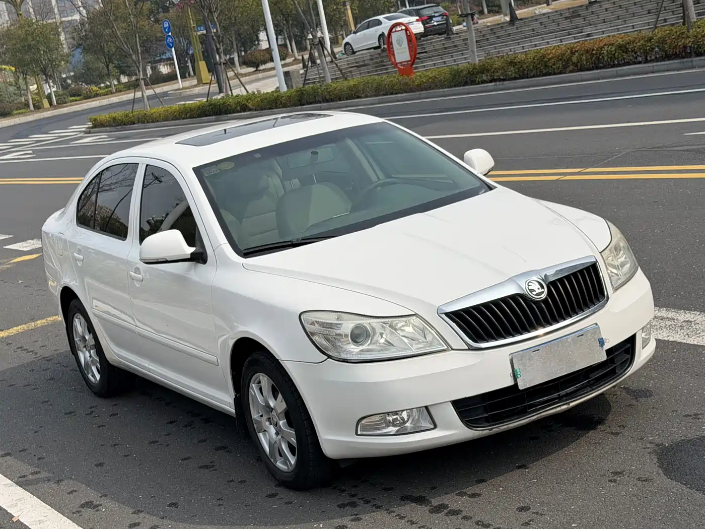 Škoda Octavia 2015 Classic 1.6L Automatic Elite Edition фото 3