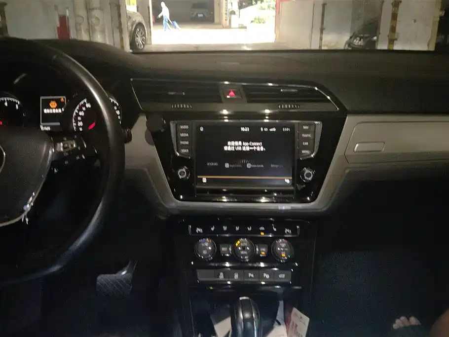 Volkswagen Touran 2018 Touran L 280TSI DSG Luxury 7-seater фото 13