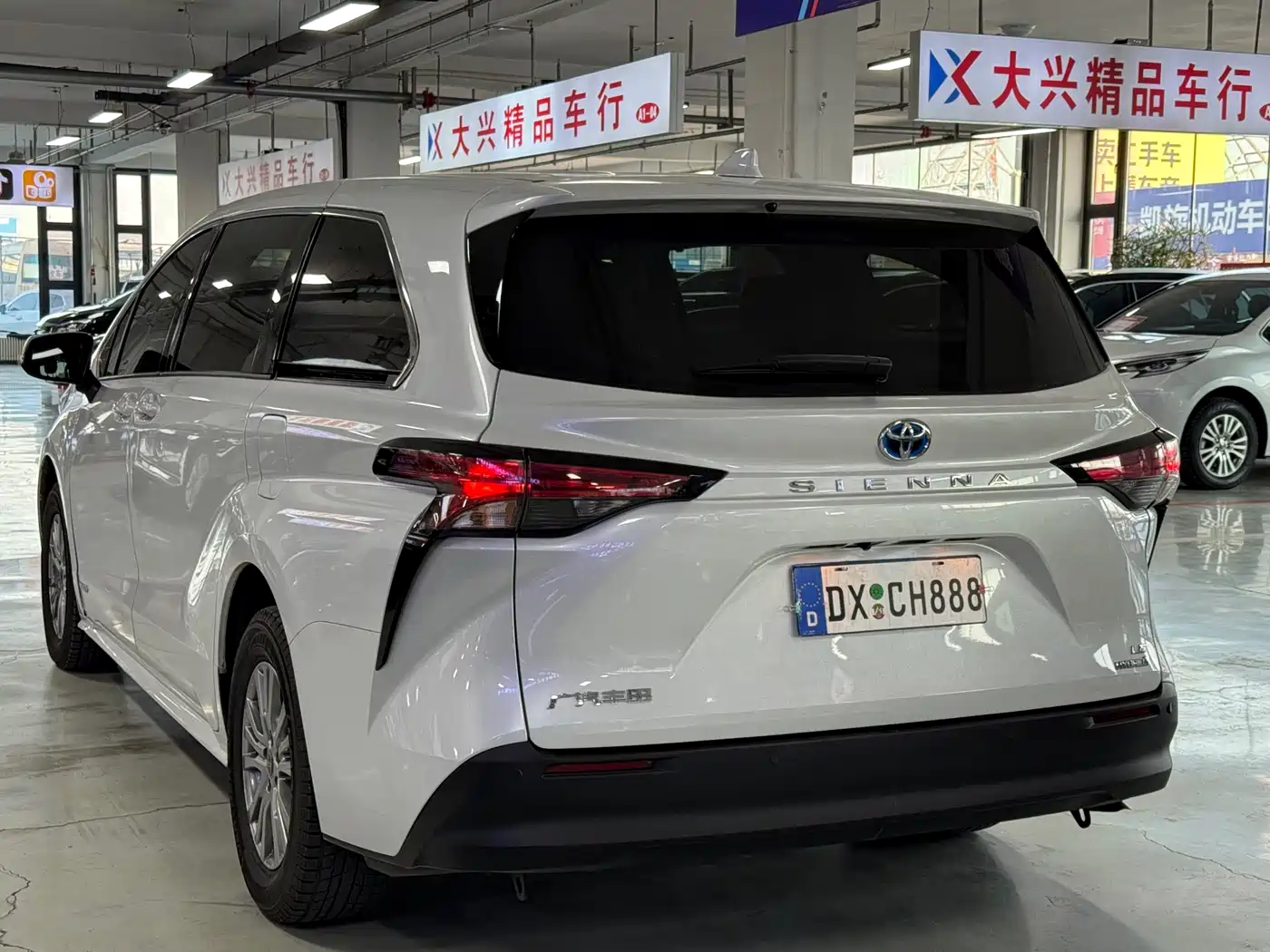 Toyota Sienna 2023 2.5L Hybrid Comfort Edition фото 6
