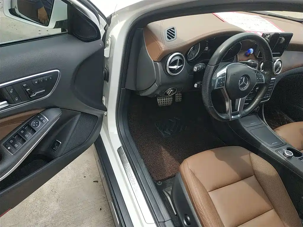 Mercedes-Benz GLA 2015 GLA 260 4MATIC Sport фото 16
