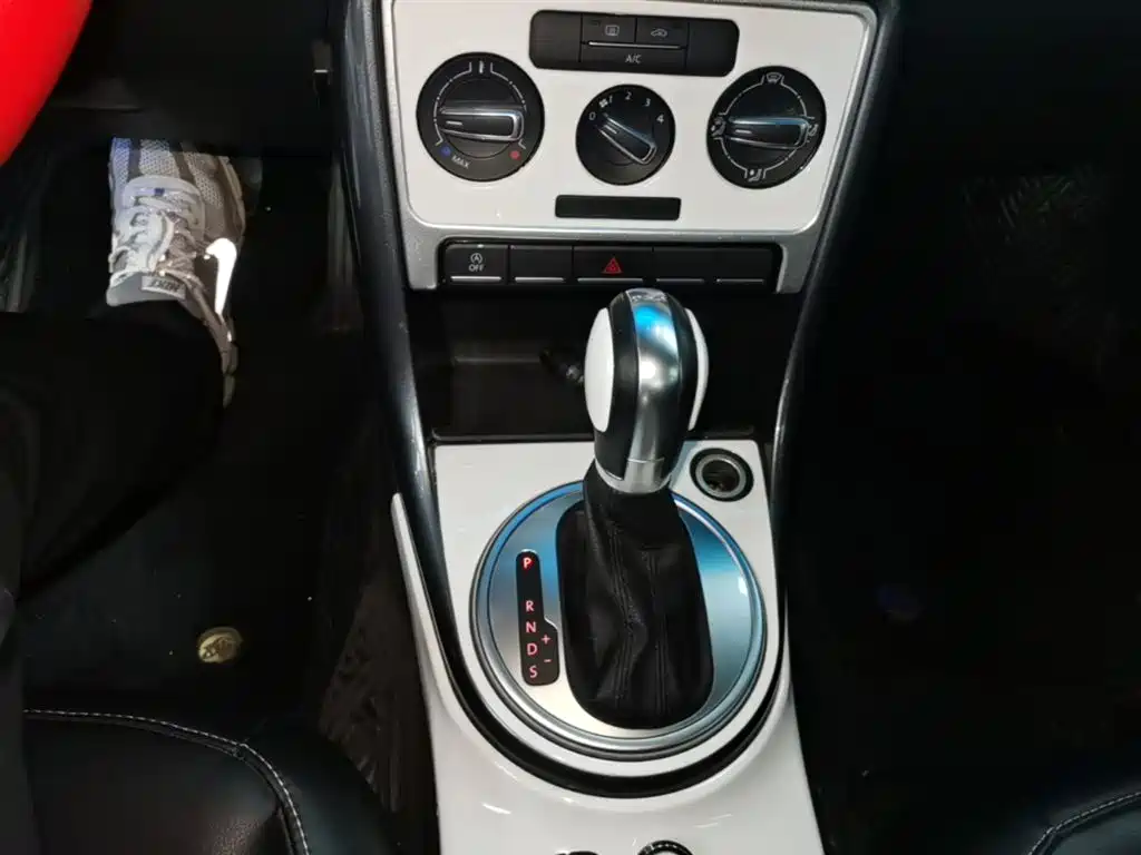 Volkswagen Beetle 2017 180TSI Enjoy фото 6