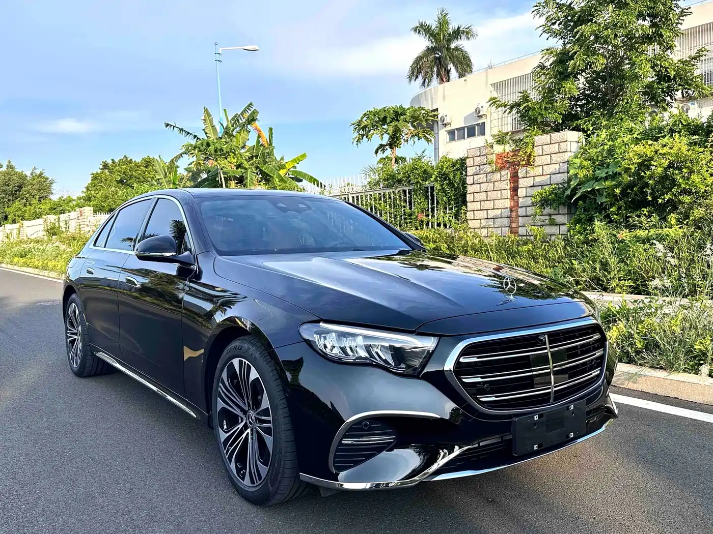 Mercedes-Benz E-Class 2026 E 300 L Luxury фото 4
