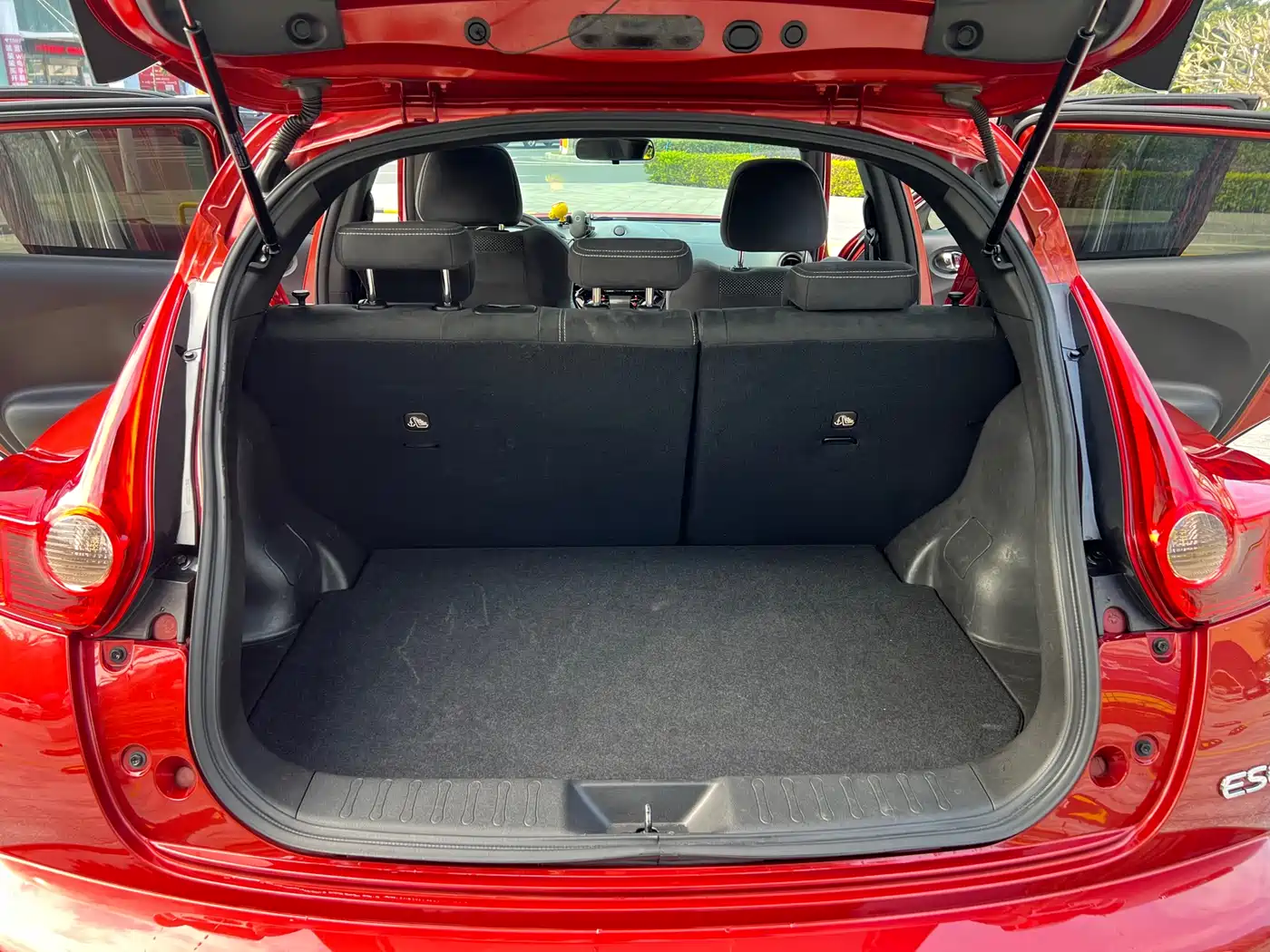 Photo 10 - Infiniti ESQ