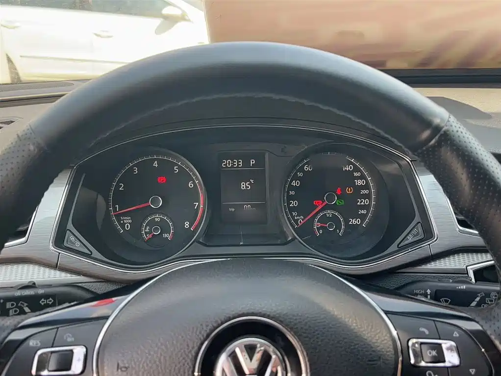 Volkswagen Passat 2015 1.8TSI DSG Honor Edition фото 6
