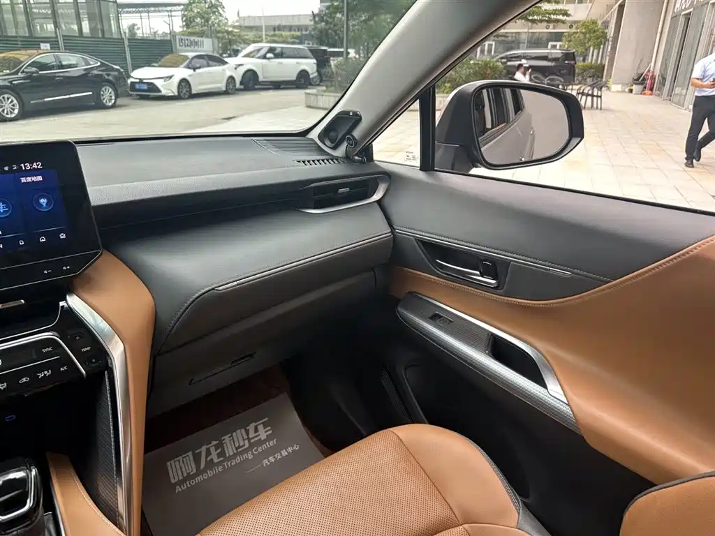 Toyota Venza 2022 2.0L CVT 2WD Premium фото 9