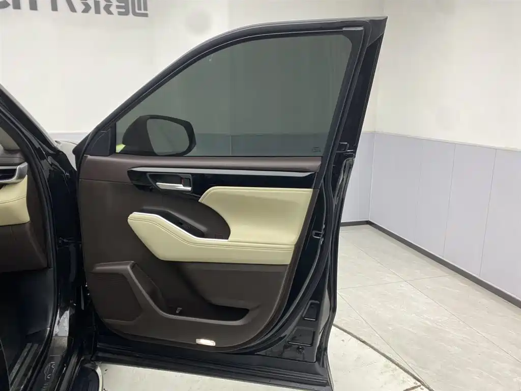 Toyota Highlander 2022 Dual Engine 2.5L 2WD Premium 7-Seater фото 25