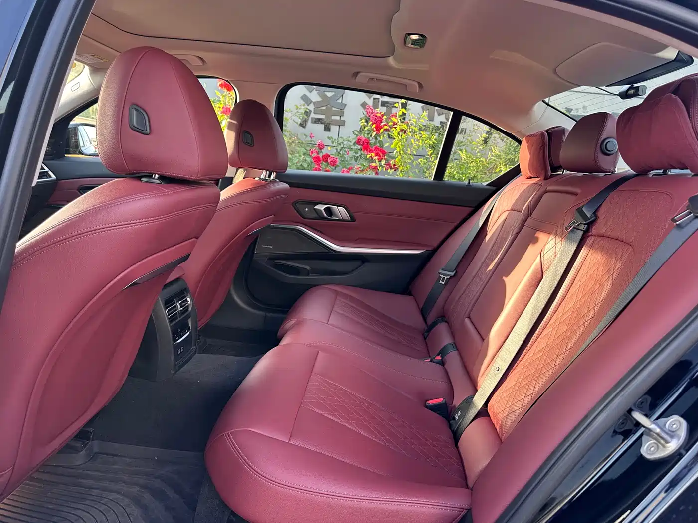 BMW 3 Series 2025 330Li M Sport Night Edition фото 10