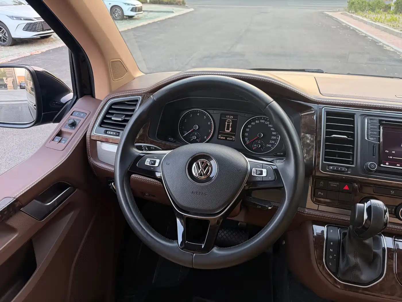 Volkswagen Caravelle 2017 2.0TSI 4WD Luxury 7-Seater фото 10