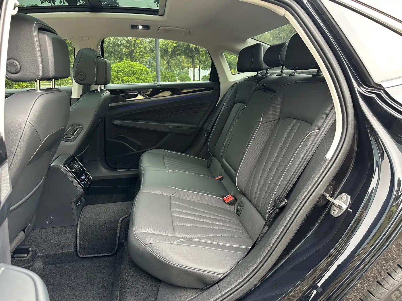 Volkswagen Passat 2024 380TSI Dragon Glory Edition фото 9