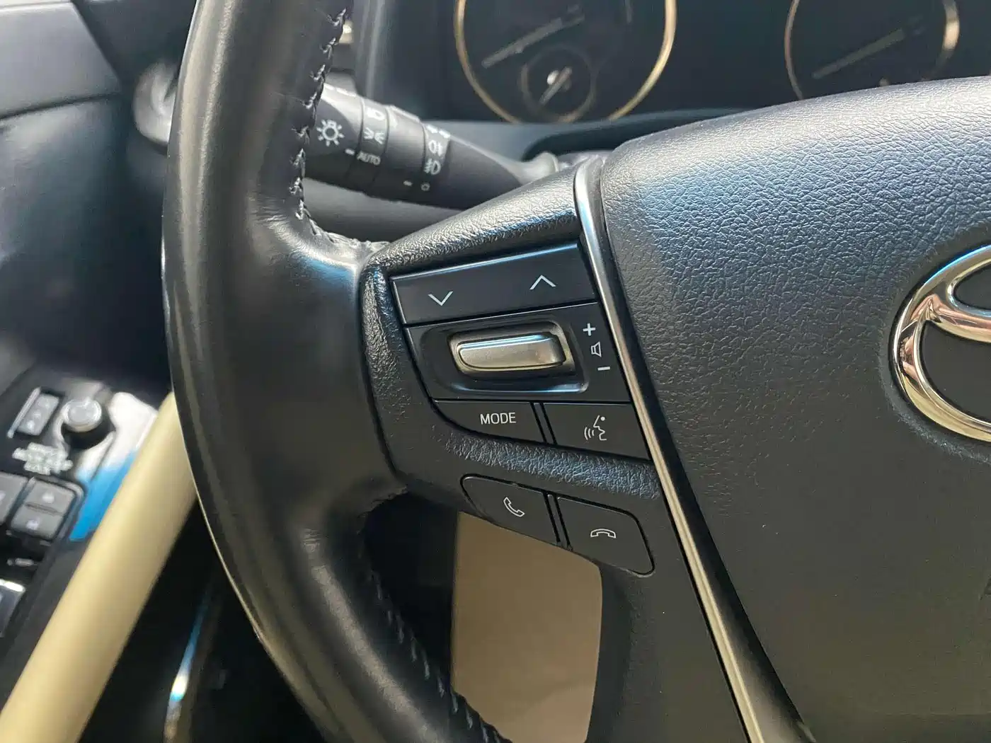 Toyota Alphard 2019 Hybrid 2.5L Premium Edition фото 23