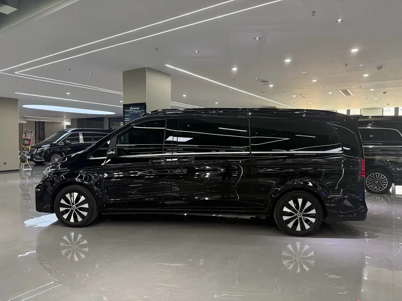 Mercedes-Benz Vito 2023 2.0T Business 7-Seater фото 3
