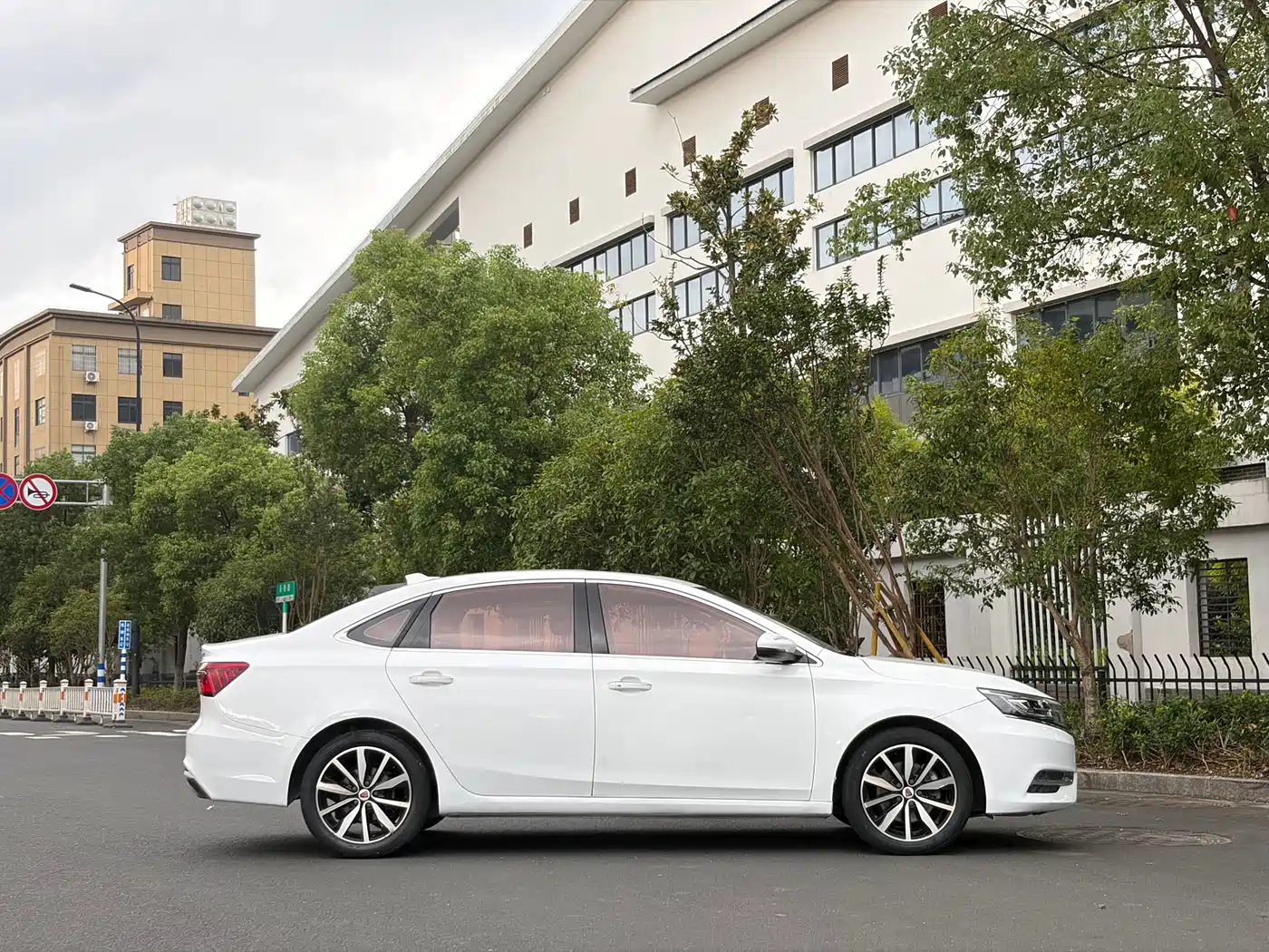Roewe i6 2018 2017 20T Auto Internet Smart Premium Edition