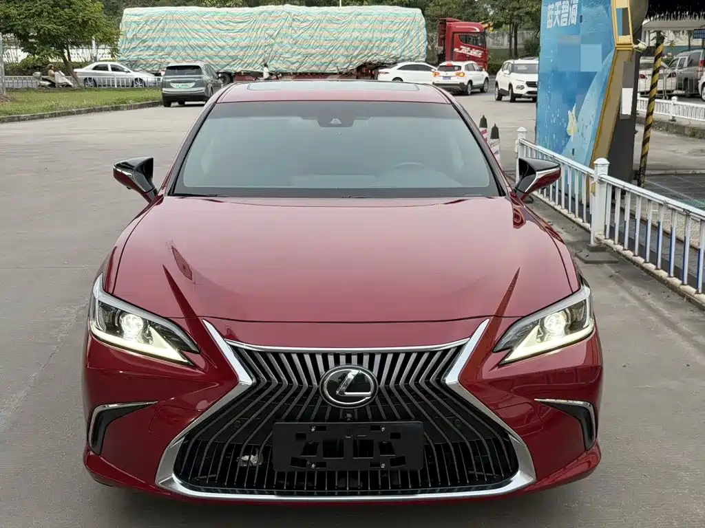 Photo 2 - Lexus ES
