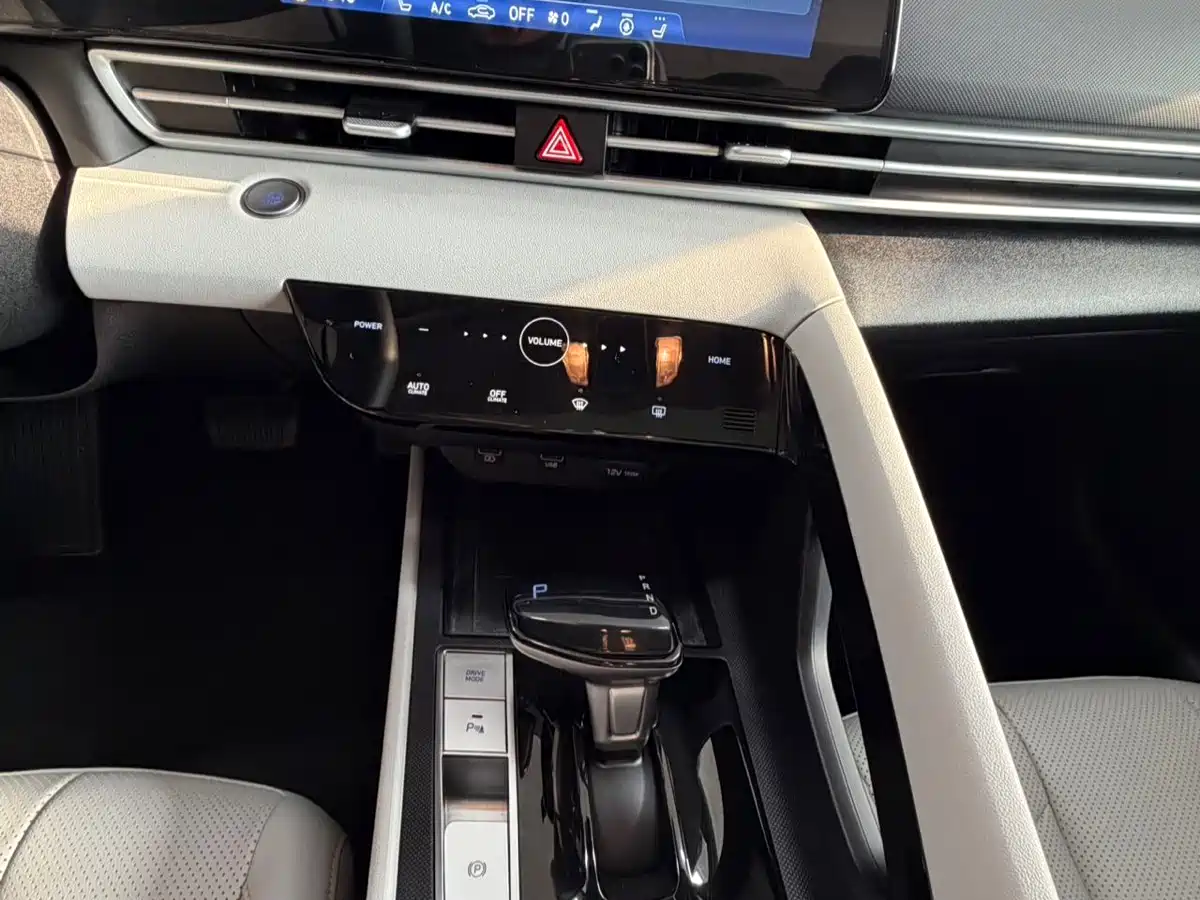 Hyundai Elantra 2022 1.5L CVT LUX Premium Edition фото 4