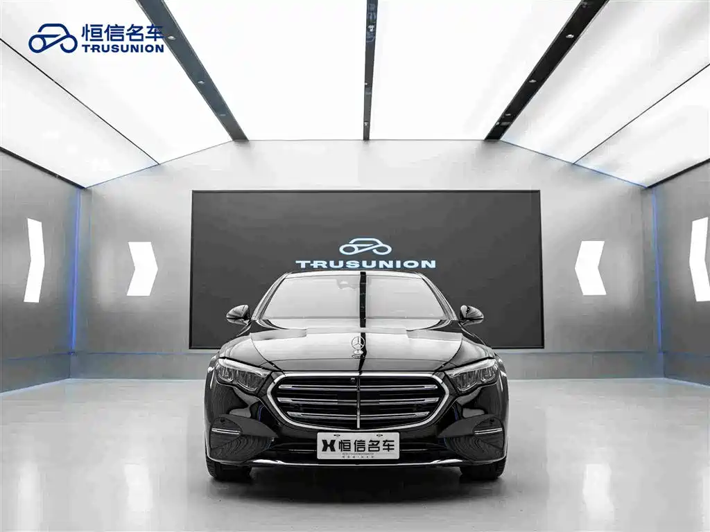 صورة 2 - Mercedes-Benz E-Class