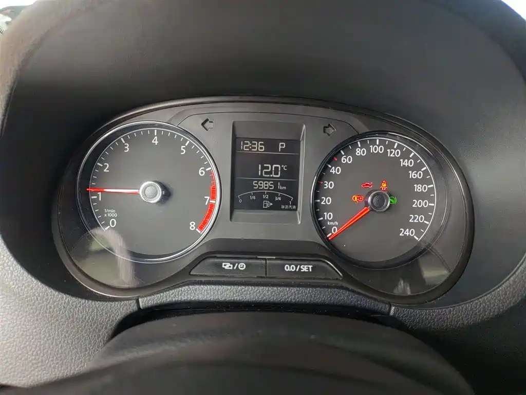 Volkswagen Polo 2016 1.4L Automatic Trend фото 12
