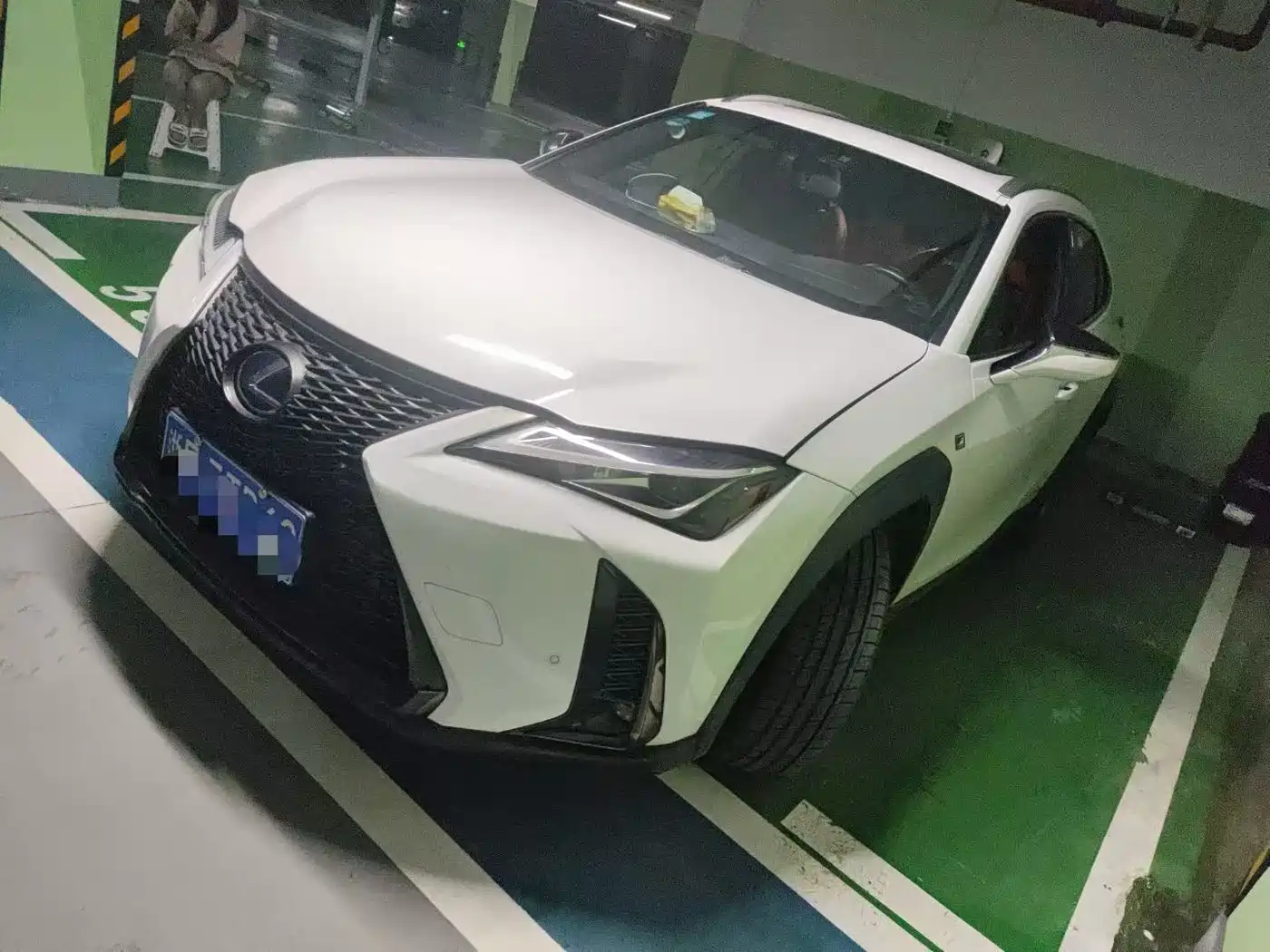 Фото 1 - Lexus UX
