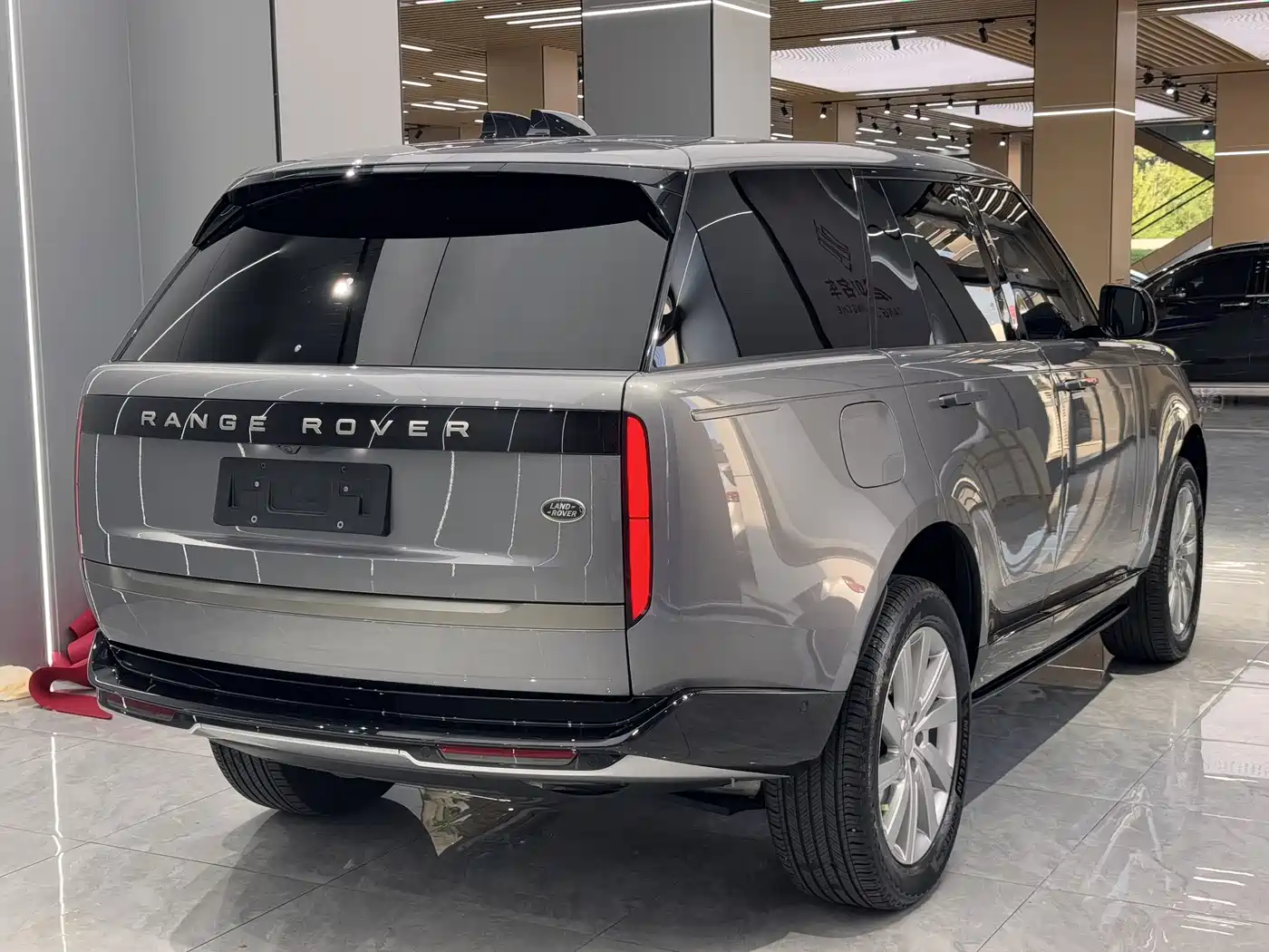 Land Rover Range Rover 2023 3.0 L6 360PS Golden Age Edition фото 9