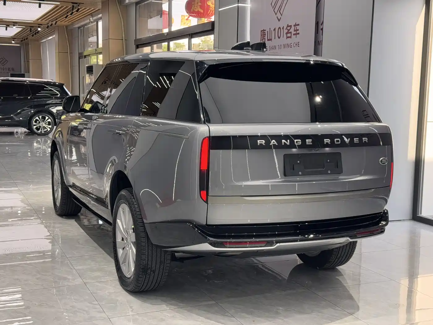 Land Rover Range Rover 2023 3.0 L6 360PS Golden Age Edition фото 11