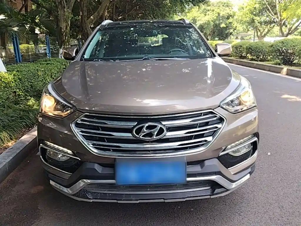Фото 3 - Hyundai Santa Fe