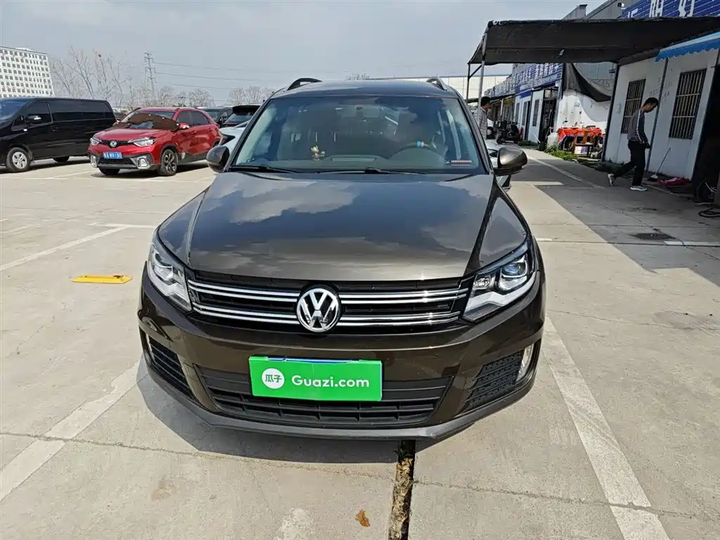 VOLKSWAGEN TIGUAN