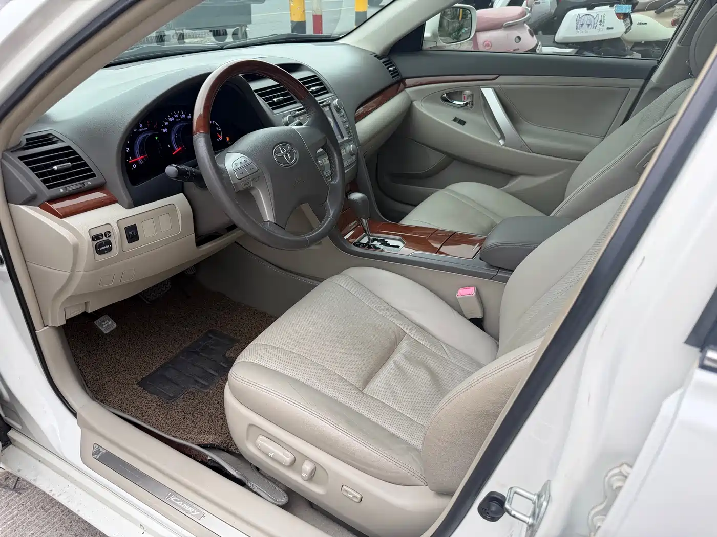 Toyota Camry 2013 200G Classic Luxury Edition фото 6