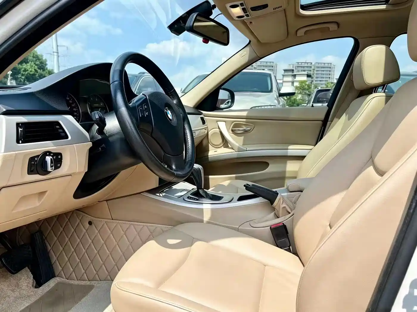 BMW 3 Series 2010 2011 318i Leading