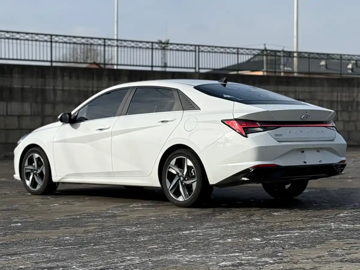 Hyundai Elantra 2022 1.5L CVT LUX Premium Edition фото 5