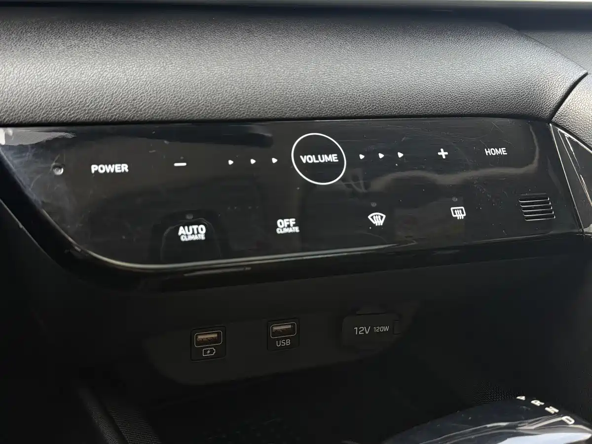Hyundai Elantra 2022 1.5L CVT LUX Premium Edition фото 26