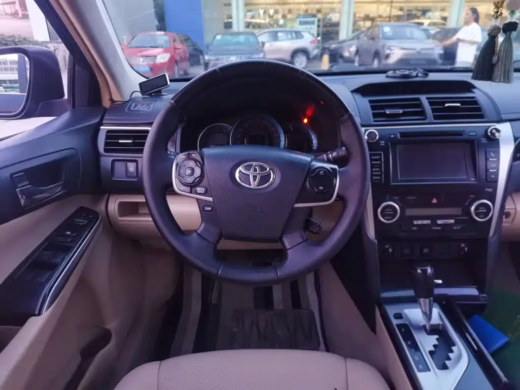Фото 3 - Toyota Camry