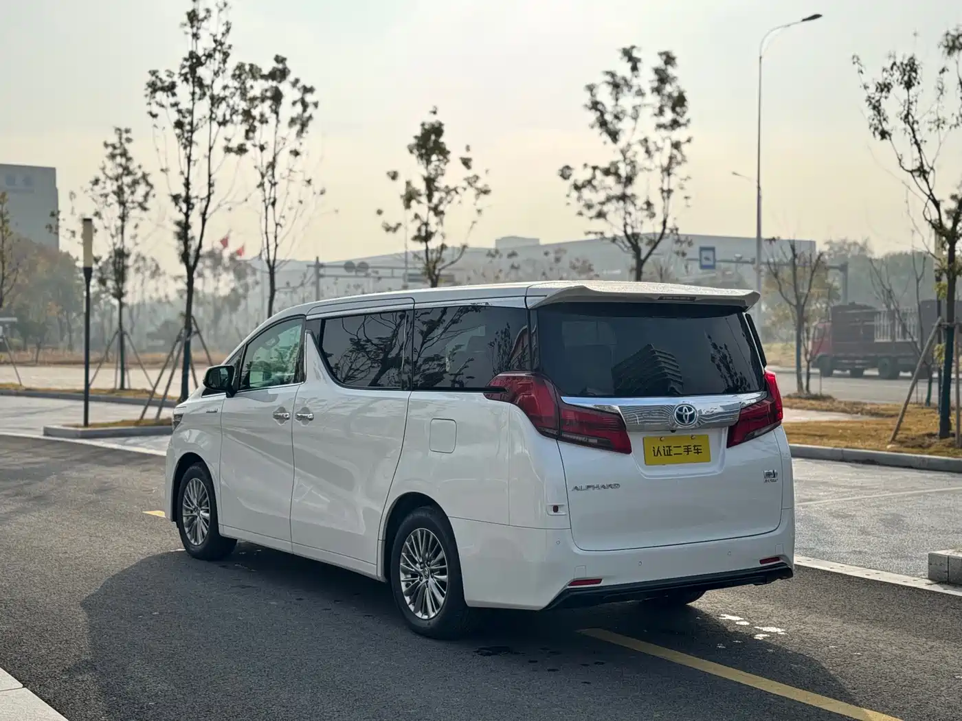 Toyota Alphard 2019 Hybrid 2.5L Luxury фото 4