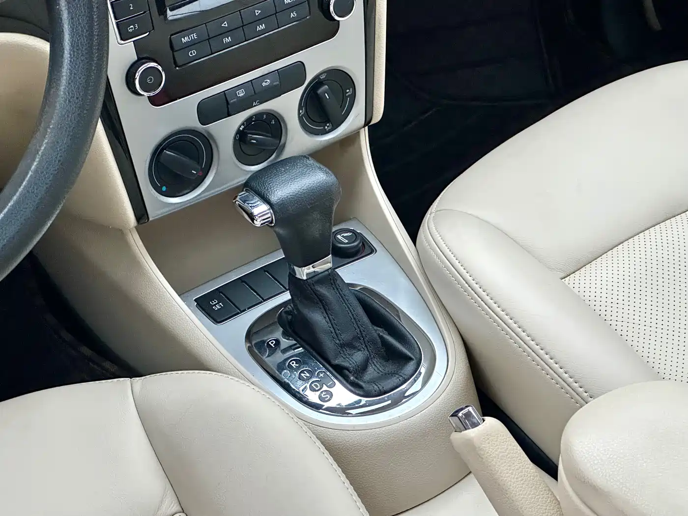 Volkswagen Lavida 2011 1.6L Automatic Pinxuan Edition фото 12