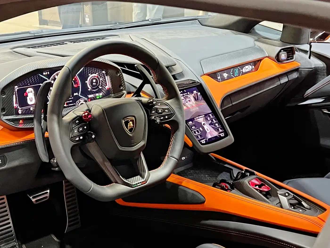 LAMBORGHINI REVUELTO