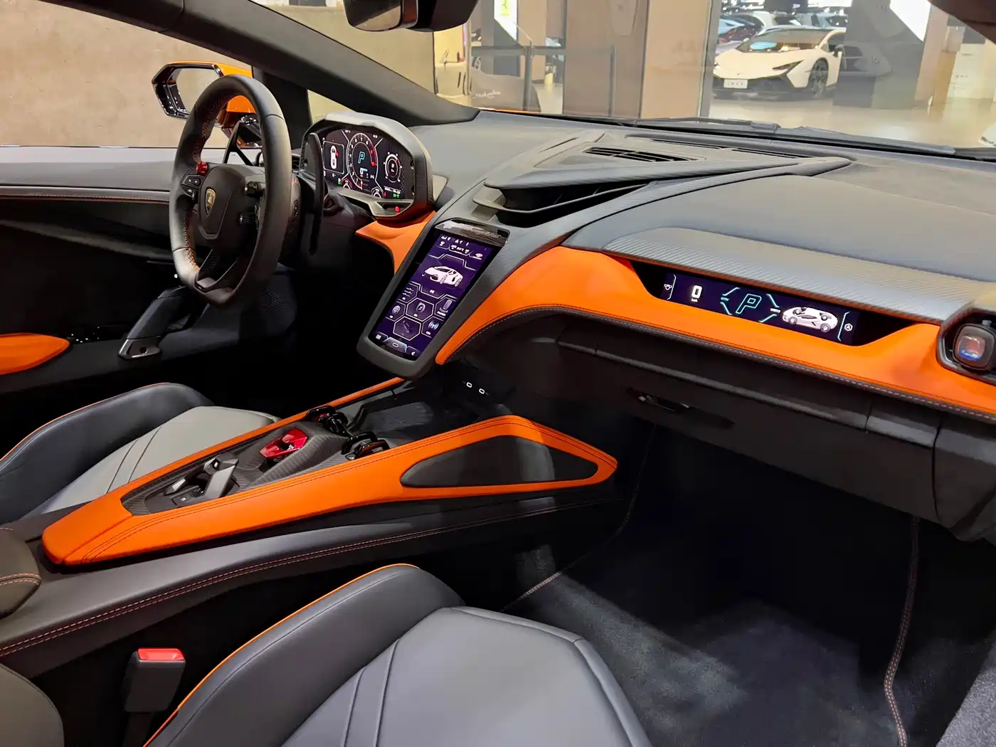 LAMBORGHINI REVUELTO