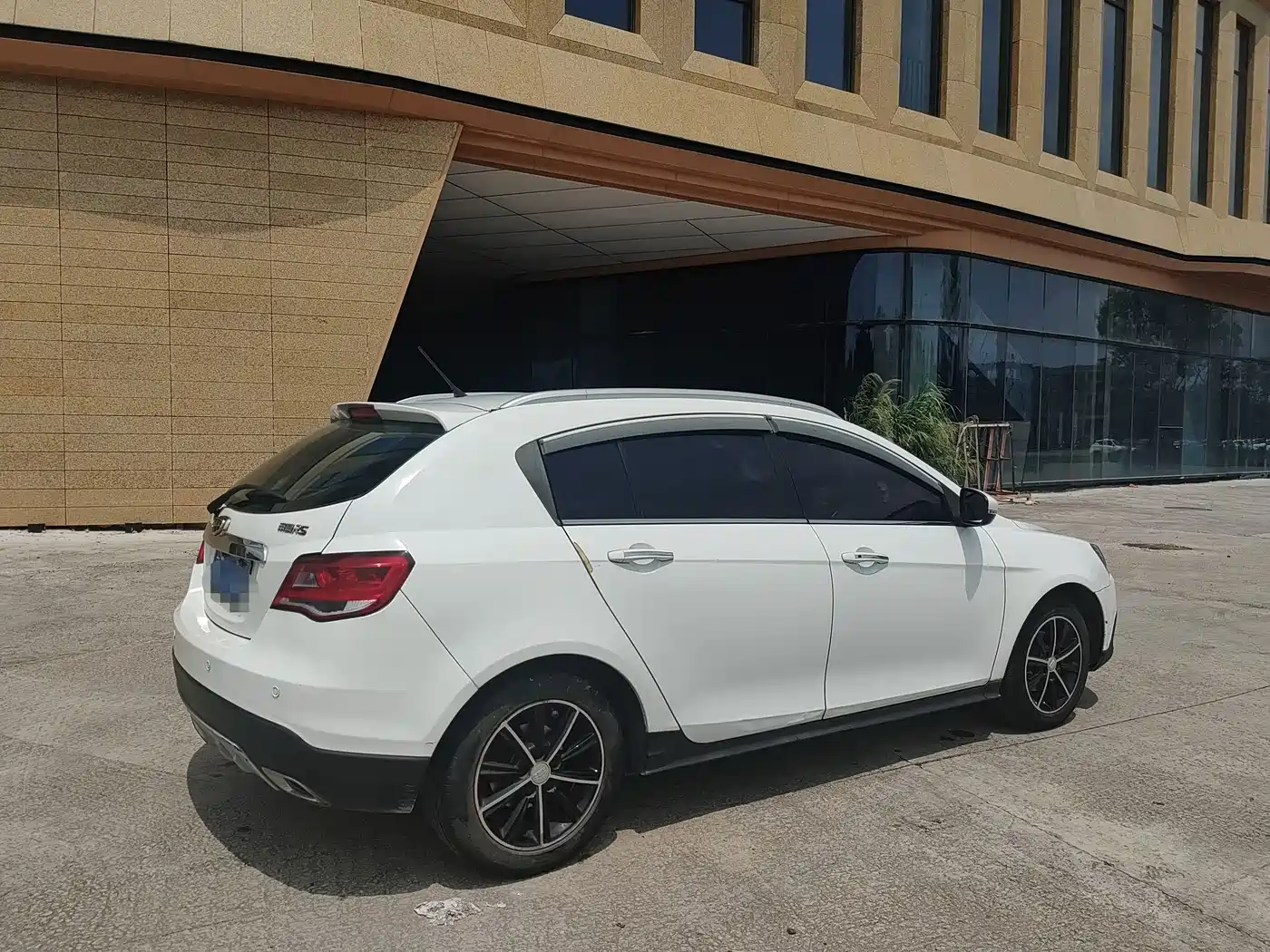 Фото 13 - Geely Emgrand