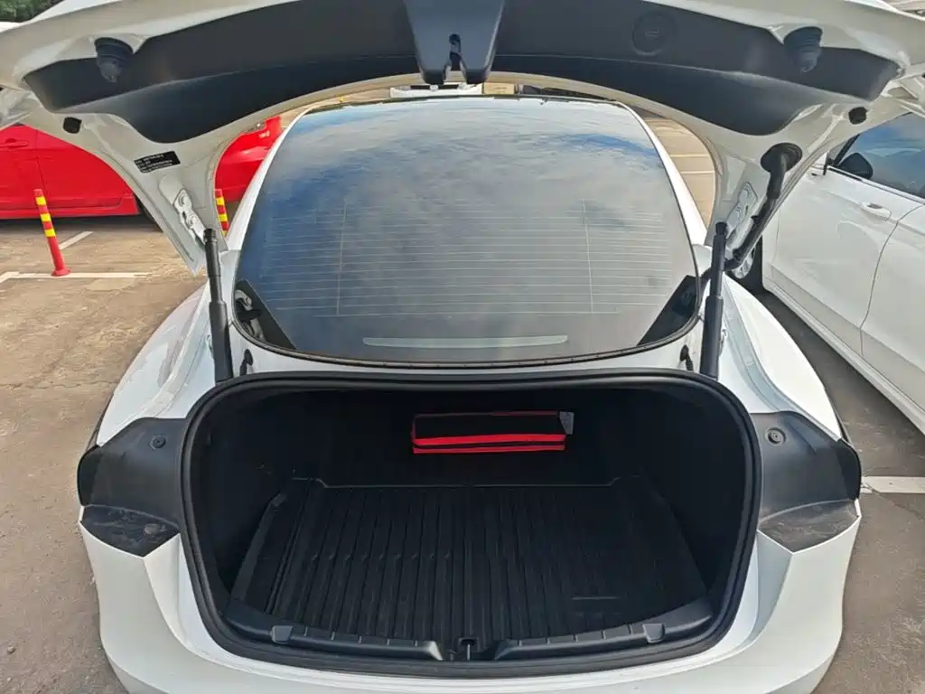 Tesla Model 3 2026 2025 Model Year Facelift Rear-Wheel Drive