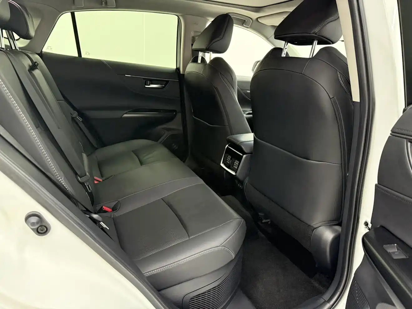 Toyota Venza 2022 Dual Engine 2.5L CVT 4WD Supreme фото 18