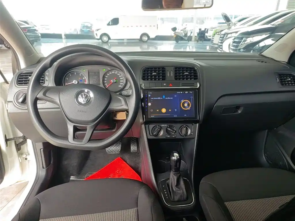 Volkswagen Polo 2016 1.4L Automatic Trend фото 10