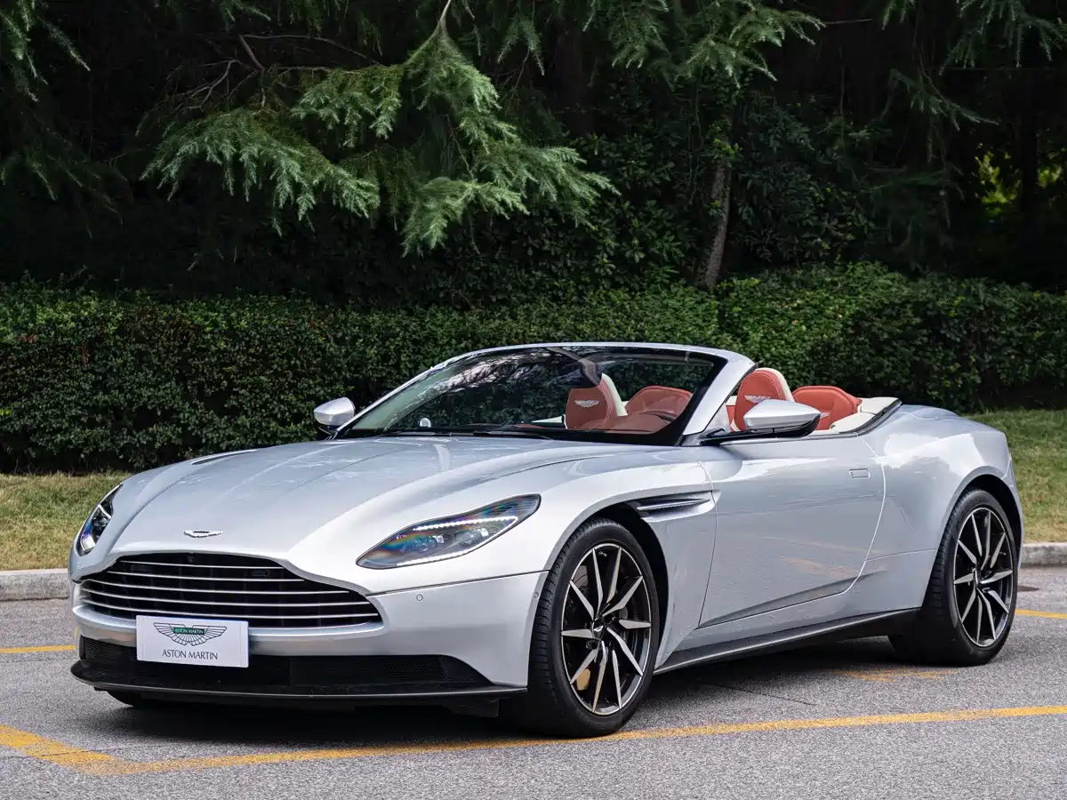 Фото 1 - Aston Martin DB11