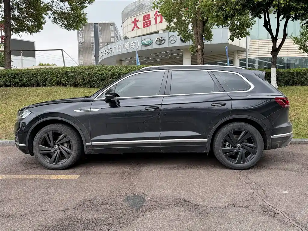 VOLKSWAGEN TOUAREG