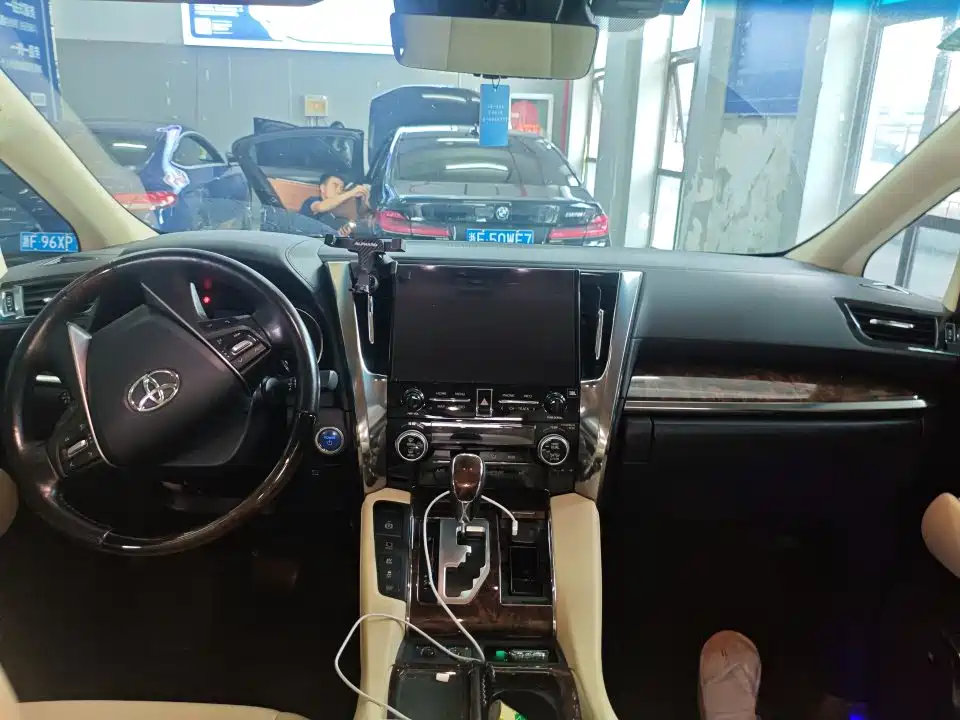 Toyota Alphard 2021 Hybrid 2.5L Luxury фото 2