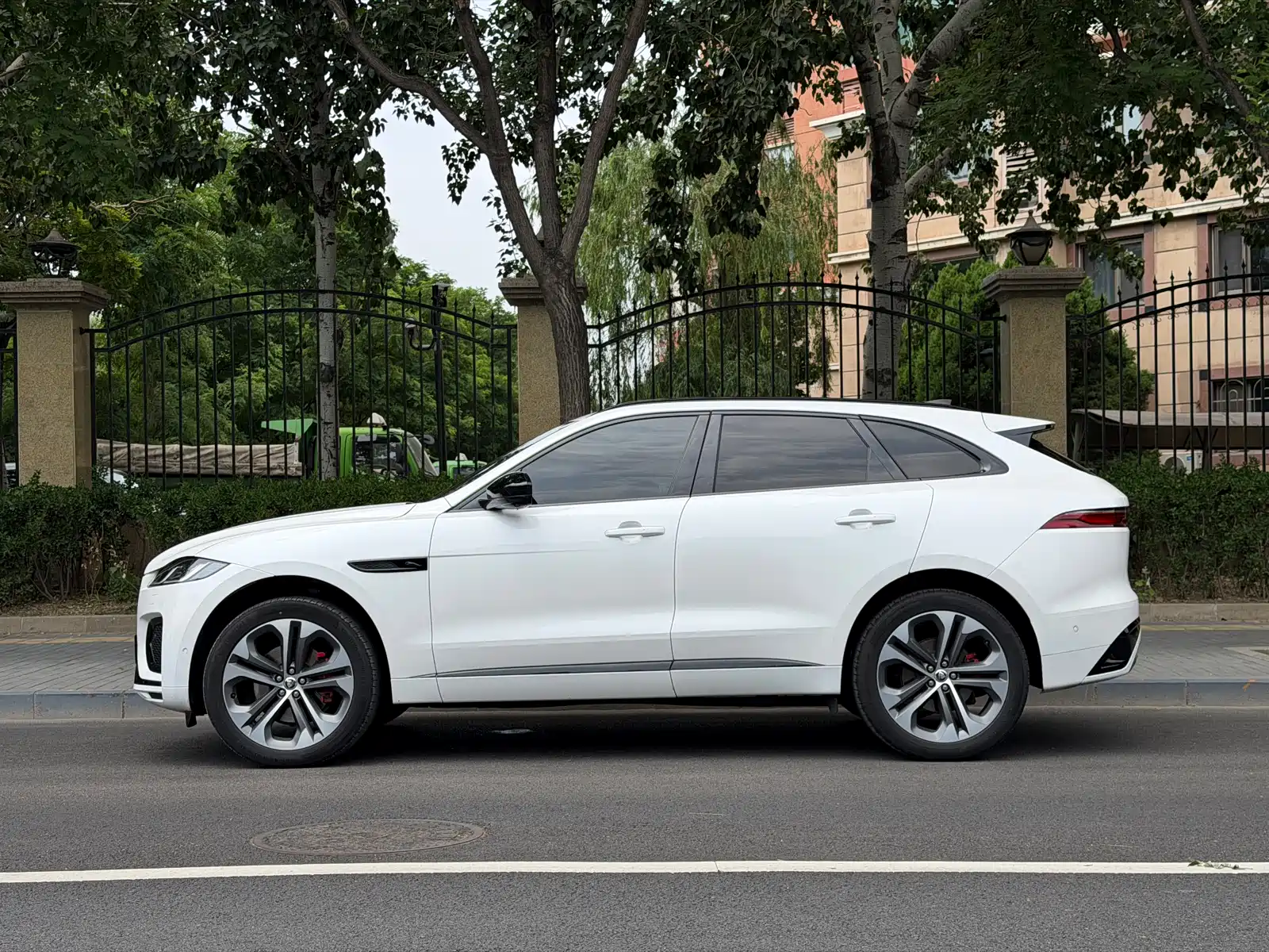 Фото 3 - Jaguar F-PACE