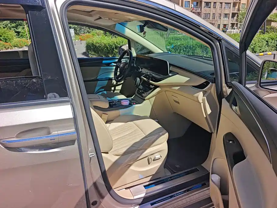 Photo 8 - Buick GL8
