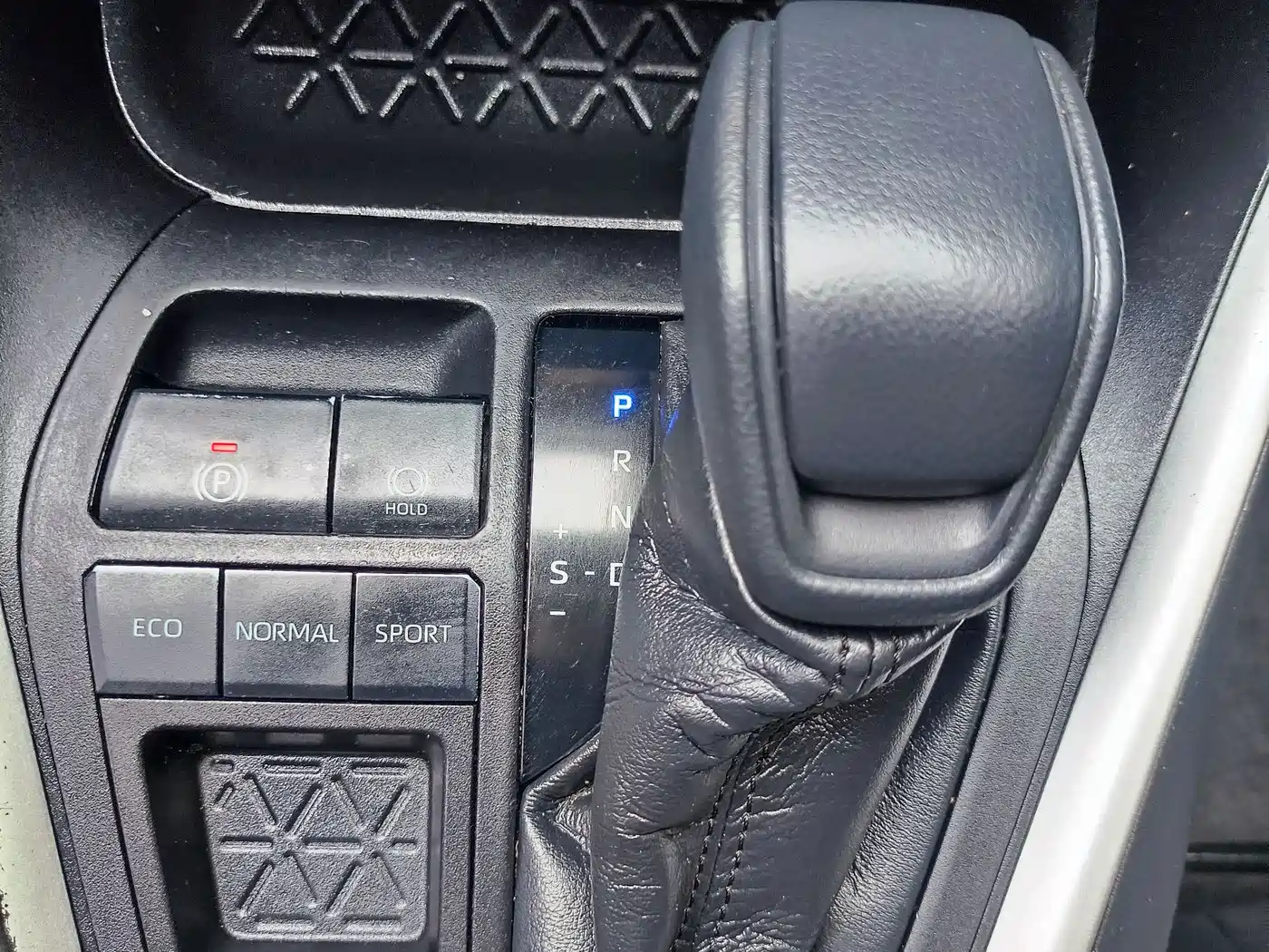 Toyota Wildlander 2020 Dual Engine 2.5L E-CVT FWD Luxury фото 23